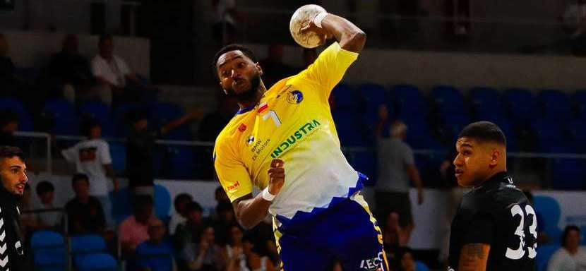 Правый крайний польского "Кельце" Бенуа Кунку — автор лучшего гола в 12-м туре мужской Лиги чемпионов