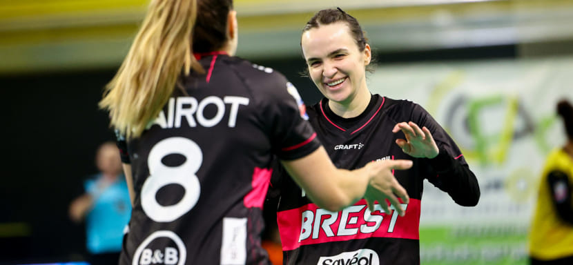 "Брест" на домашней арене обыграл "Мец" и стал единоличным лидером чемпионата Франции. Анна Вяхирева забросила 10 мячей