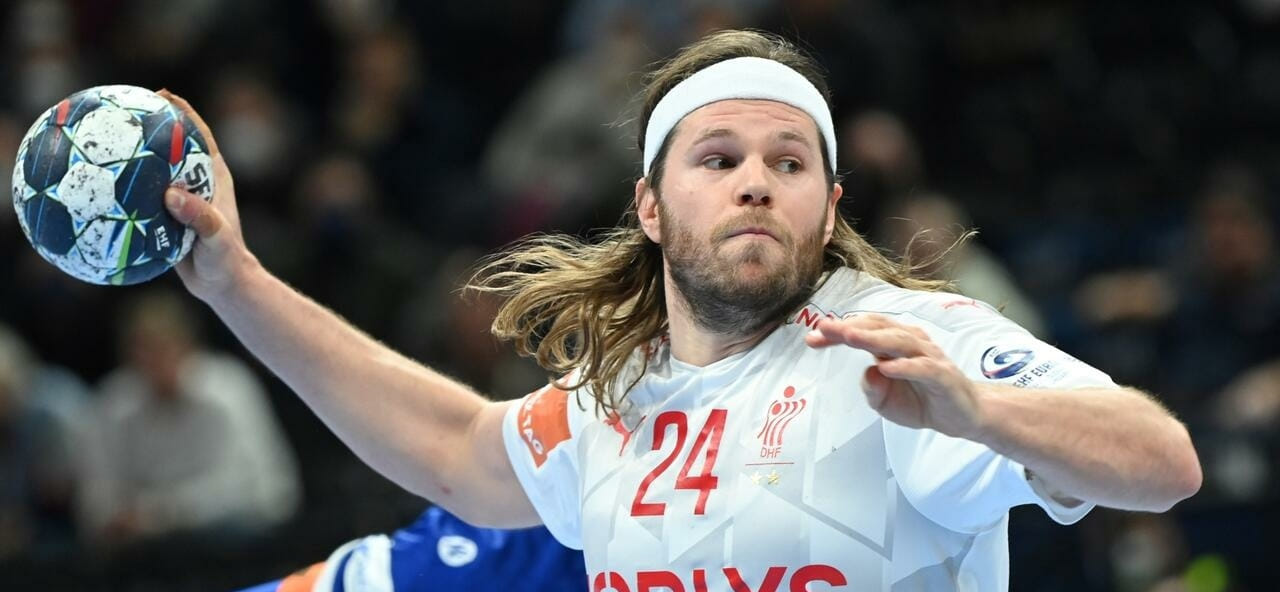 Миккель Хансен на камеру сбрил свои волосы в рамках акции от Датского общества по борьбе с раком