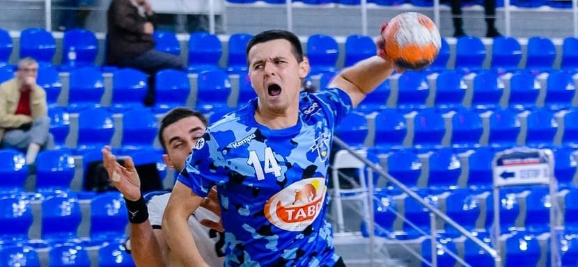 Россия. Правый полусредний Максим Куретков, известный по выступлениям за "Чеховские Медведи" и "Виктор", взял паузу в карьере