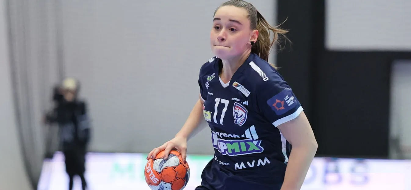 Разыгрывающая венгерской сборной Анна Кукели заключила с "Мошонмадьяроваром" новый контракт по схеме 1+1