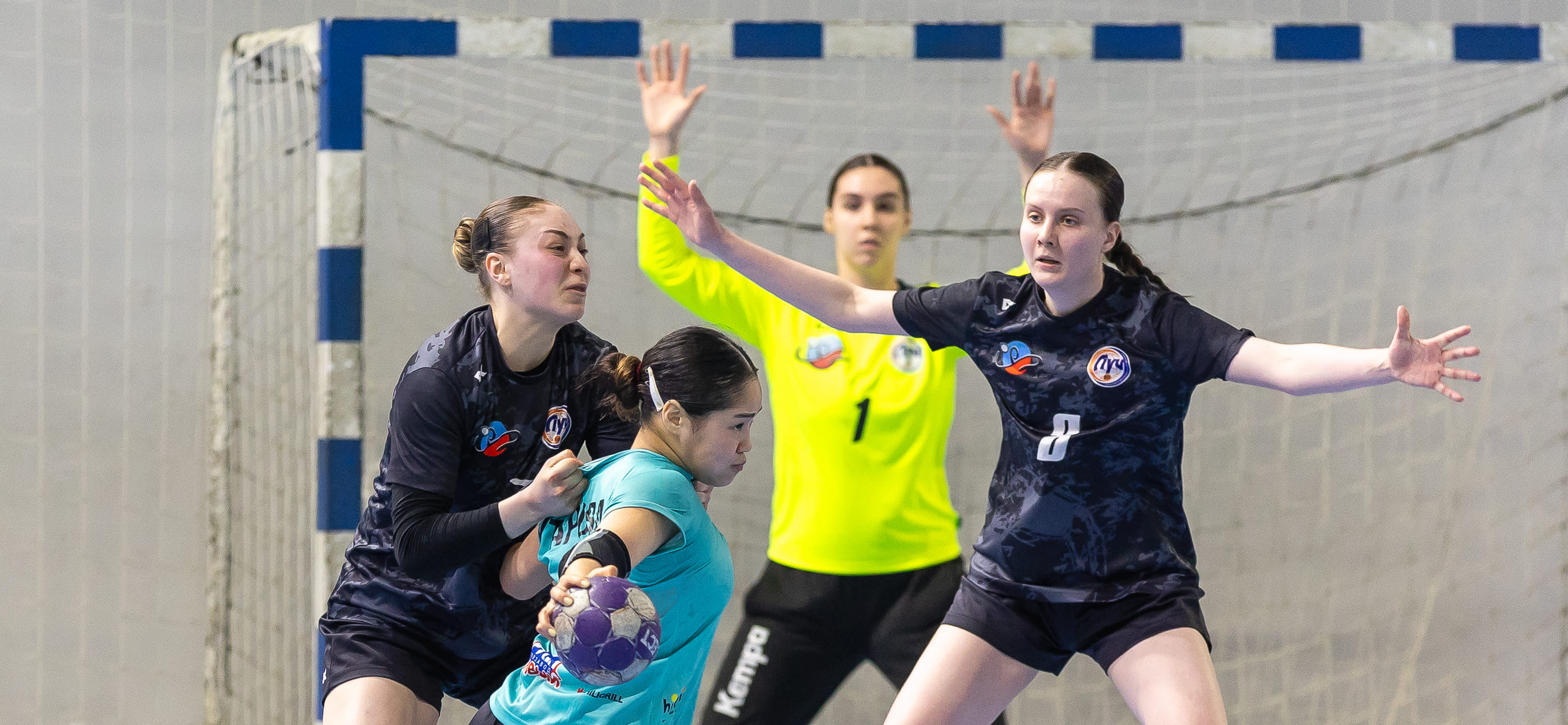 Московский "Луч" с преимуществом в 14 мячей разгромил майкопский АГУ-"Адыиф" в утешительном турнире женского чемпионата России