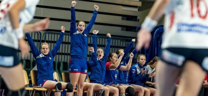 Рулевой девичей сборной России (U-18) Михаил Измайлов пригласил на тренировочную сессию команды в Астрахани 23 гандболистки