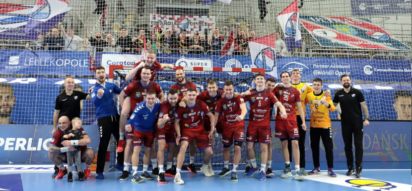 Польша. В пятничных матчах побеждали только гости, виктории отпраздновали "Гвардия", "Погонь", "Пиотрковянин" и "Заглембе"