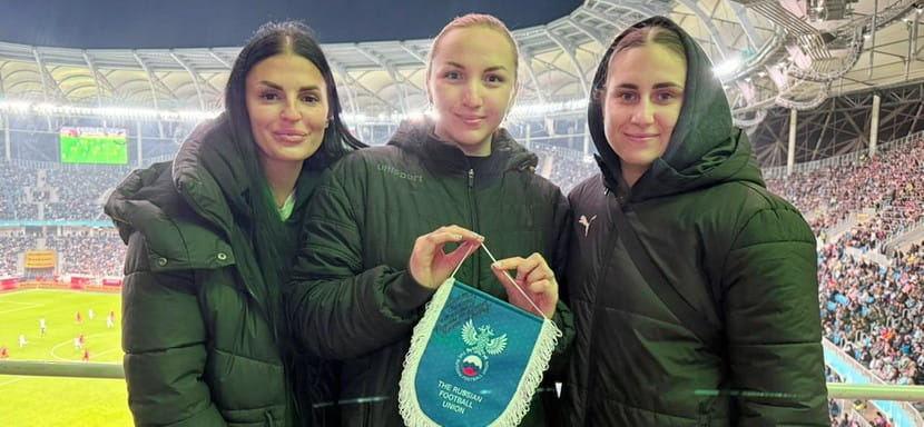 Футболисты сборной России подарили "Динамо-Синаре" памятный вымпел после матча в Волгограде