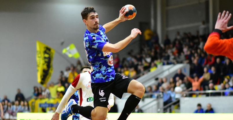 Суперлига. Правый крайний "Виктора" Иван Харитонов: "Как и вся команда, сейчас работаю волонтером. Бабушке даже телевизор починил"