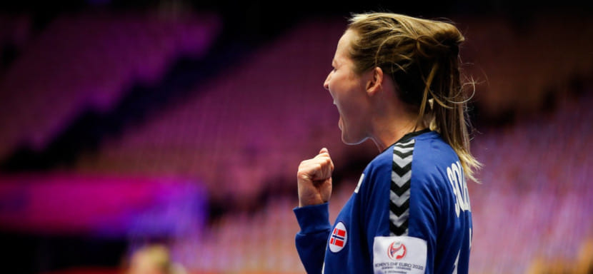 ЧЕ-2020. Норвежка Силье Сульберг возглавила список лучших голкиперов по процентному показателю отраженных бросков. Сандра Тофт — на 7-м месте