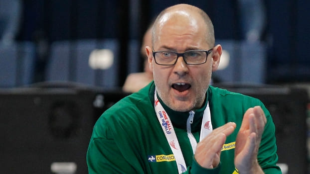 Тренер "Дунэри" Мортен Соубак хитро обходит правило, по которому на площадке должна присутствовать молодая румынка (ВИДЕО)