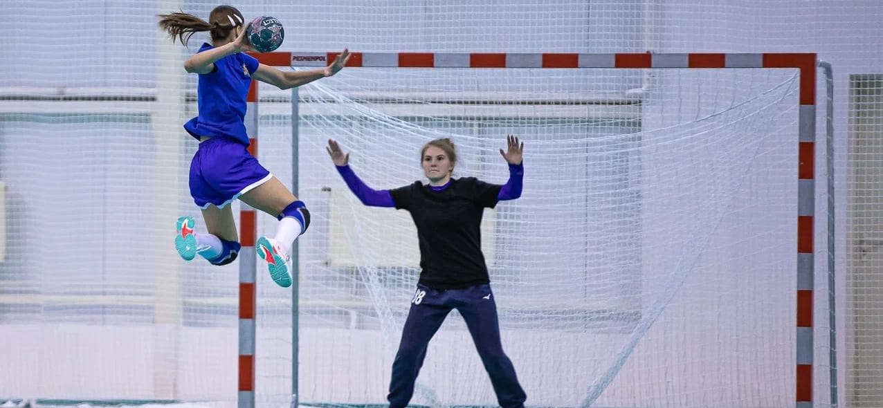 Катаклизмы в "Горизонте": Море бушует, Снег отрывается! "Луч" обыграл юниорскую сборную России