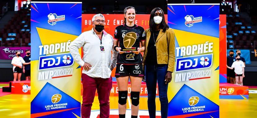 Франция. Ана Грос, которая летом сменит "Брест" на ЦСКА, получила приз самому ценному игроку сезона. В финалах с "Мецем" у нее 20 мячей