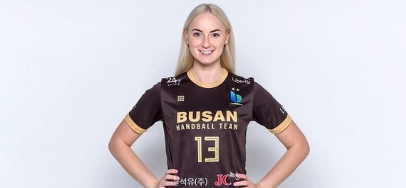 Левая крайняя "Пусана" Алина Молькова: "В Южной Корее мы периодически тренируемся почти 35 часов в неделю"