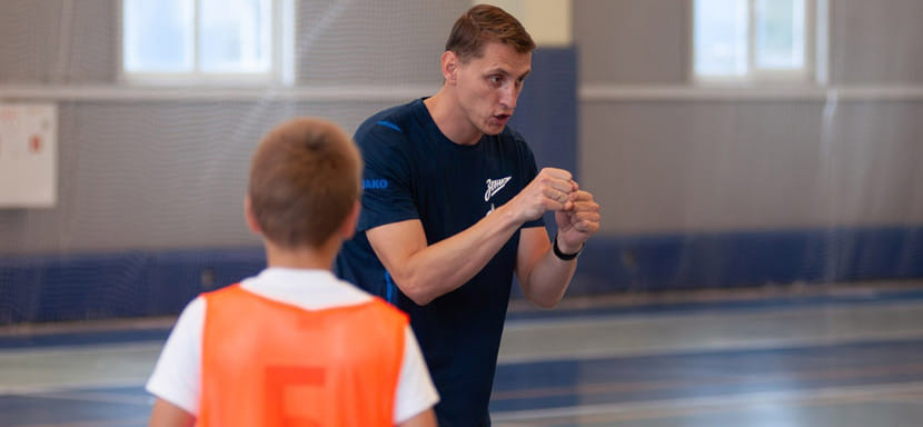 Молодёжный состав "Зенита" провёл мастер-класс для команды "ДРОЗД-Волхов" и вручил подарки