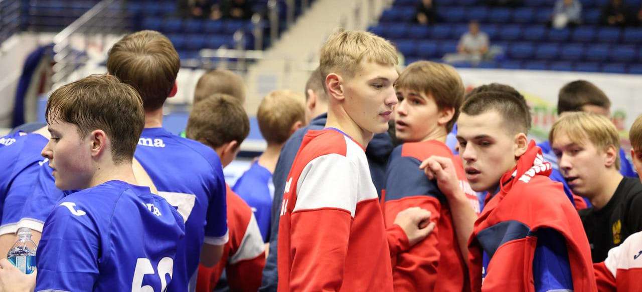 Четыре отбитых пенальти и приз из рук Тучкина и Барбашинского. Как юниоры Беларуси победили россиян