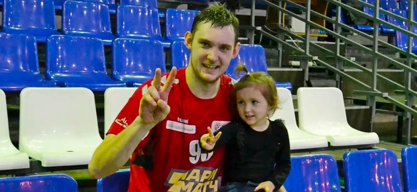 Высшая лига. Руководство "Каустика" поблагодарило воспитанника клуба Романа Макришина за помощь в дозаявке Никиты Самарского