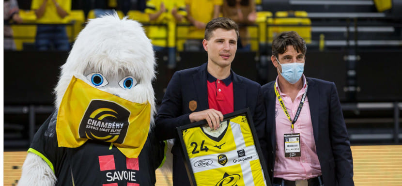 Франция. "Шамбери" проводил Демиса Григораша в "Бенфику" и Жюльена Мейера в "Шартр"