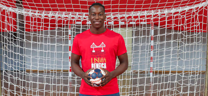 Португалия. Официально. Левый крайний сборной Исландии Стивен Валенсия сменил "Валюр" на "Бенфику"