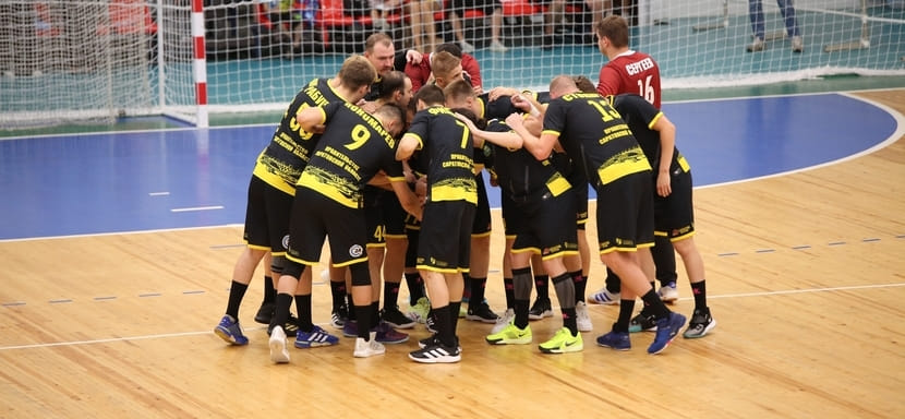 15 голов левого крайнего Игоря Сороки помогли СГАУ-"Саратову" добиться домашней победы над омским "Скифом"