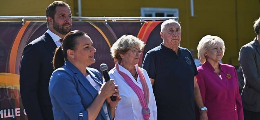 Рулевой "Чеховских медведей" Владимир Максимов посетил праздничную линейку в УОР №4