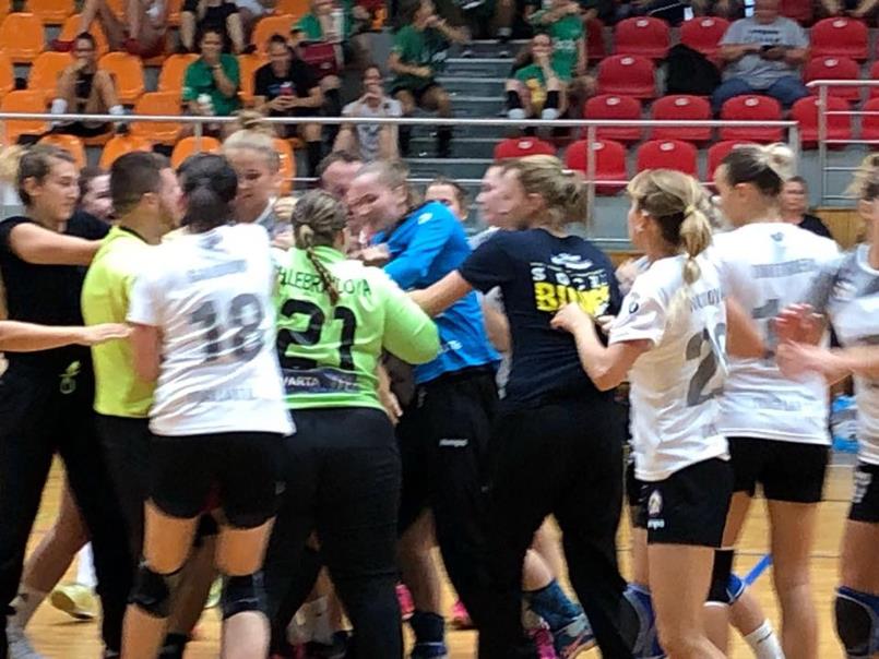 Межсезонье гандболисток. "Лада" пошла врукопашную