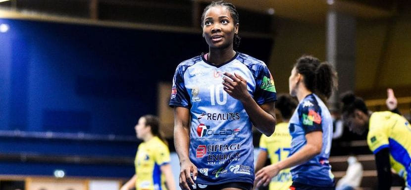 Франция. 24-летняя левая крайняя "Шамбре" Эстель Мемана продолжит карьеру в "Бресте"