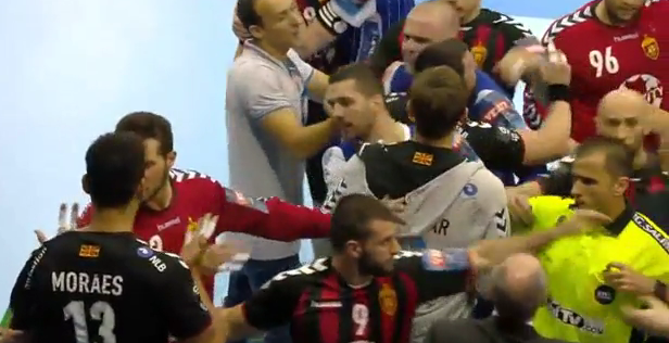 Лига чемпионов. Деан Бомбач толкнул Рожерио Мораэса и спровоцировал драку на последних секундах матча "Пик" — Вардар" (ВИДЕО)