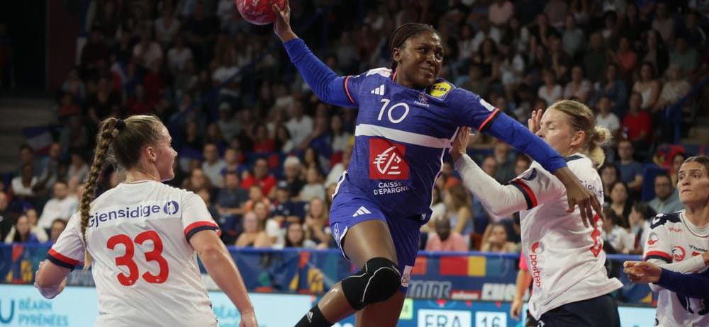 Женская сборная Франции взяла уверенный реванш у команды Норвегии во втором контрольном матче в По