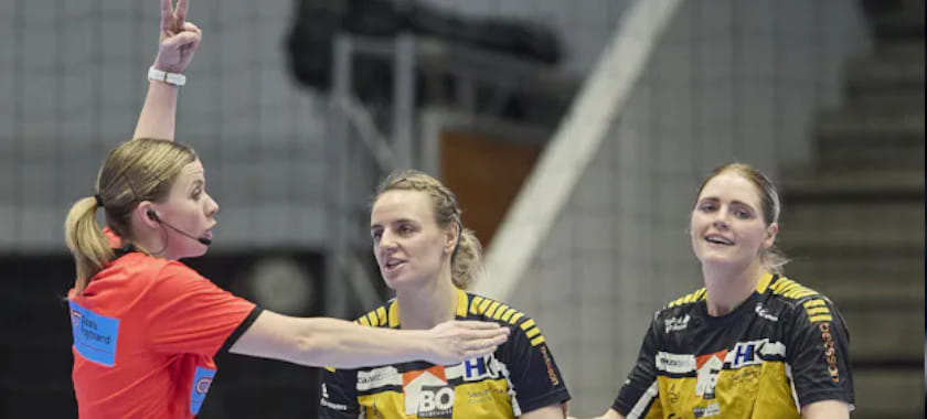 "Позор, что на топ-матч были назначены такие судьи". "Икаст" и "Эсбьерг" остались недовольны арбитрами после матча. Петерсен толкнула Рейстад (ВИДЕО)