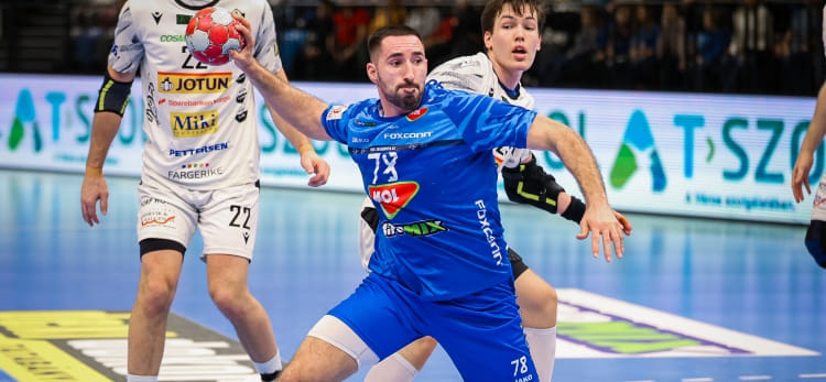 В первом матче 1/8 финала Кубка ЕГФ "Татабанья" победила норвежский "Рунар", уступая 6 голов. Дмитрий Житников забросил за неё 4 мяча