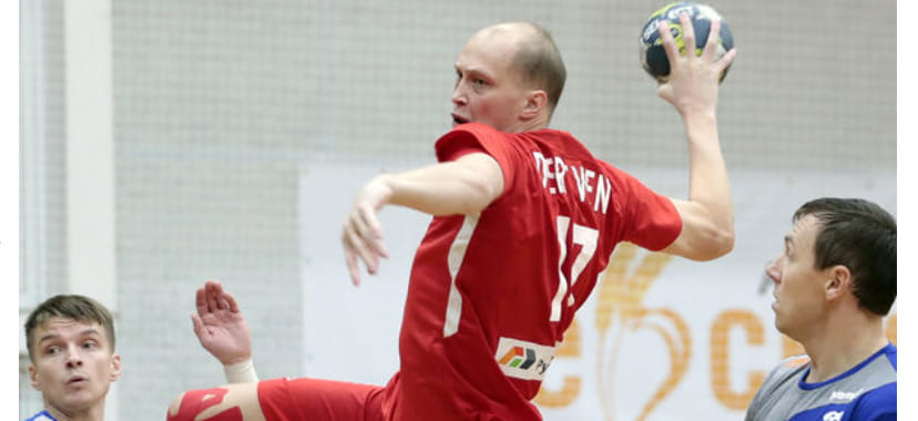 Первая лига. Завершивший карьеру Александр Деревень играет за тольяттинский "Олимп" и тренирует детей в спортивной школе