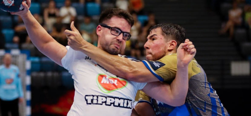 Венгрия. 26-летний разыгрывающий национальной сборной и "Татабаньи" Адам Юхас после серьёзной травмы вынужден выступать в очках