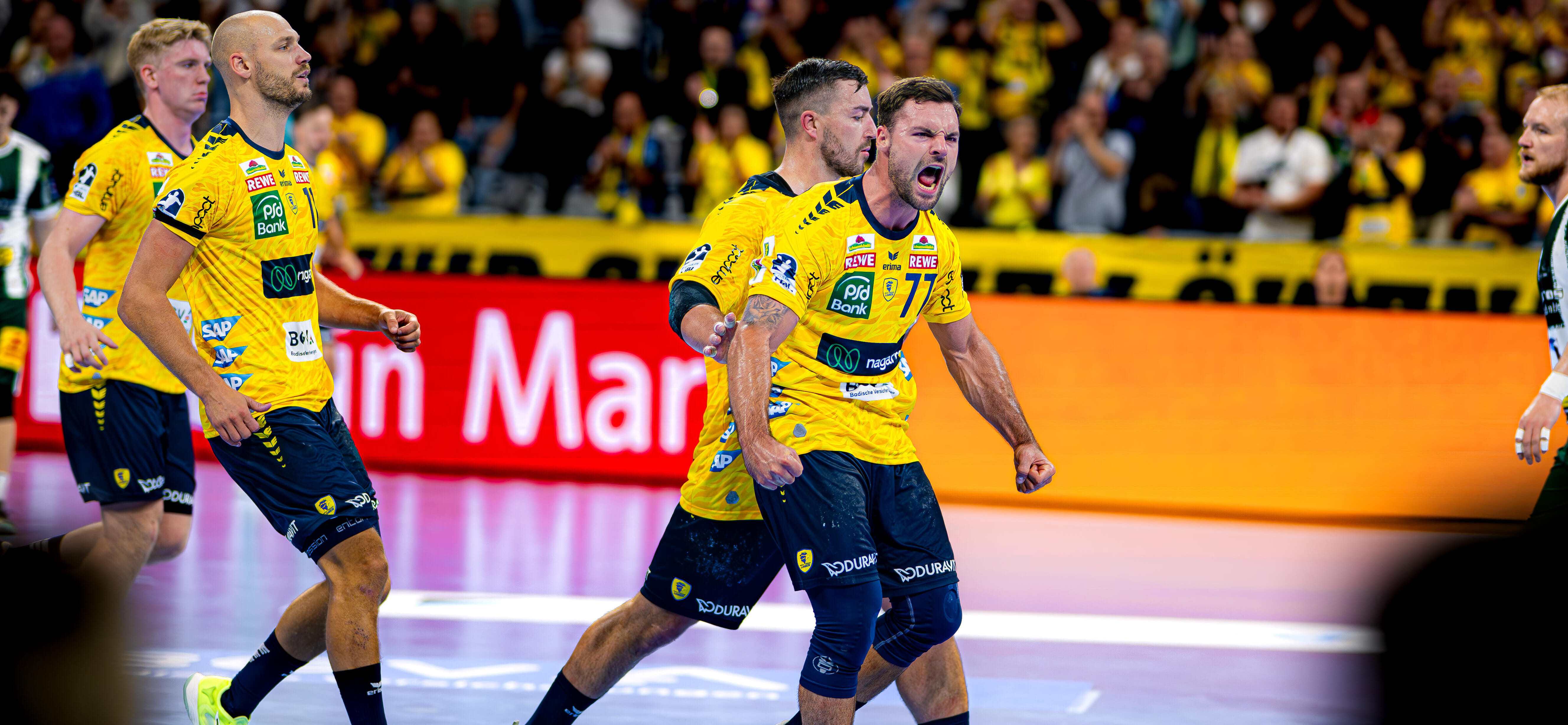 Россиянин Азат Валиуллин дебютировал за "Минден" в победном выездном матче против "Бергиша". "Киль" и "Райн Лёвен" догнали "Магдебург"