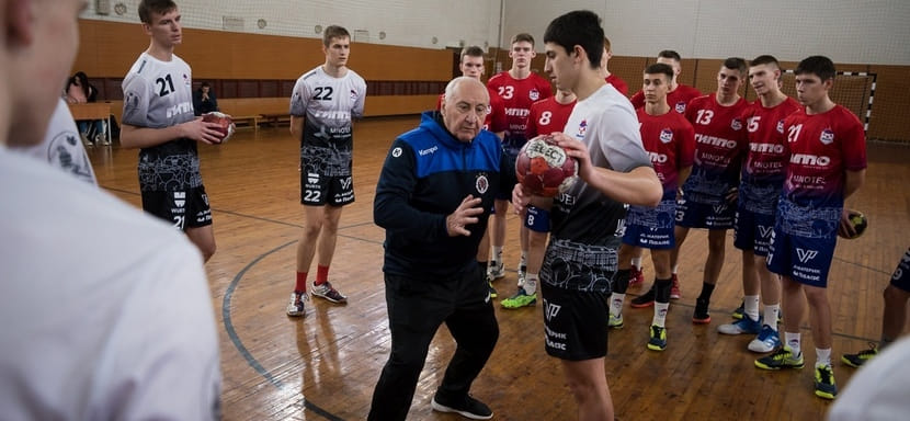 Владимир Максимов: "Если детский тренер не научит игрока правильно мыслить и двигаться, то потом это делать все сложнее" (ВИДЕО)