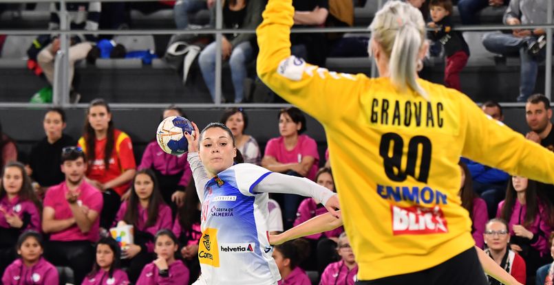 Испания. Левая крайняя "Малаги" и сборной Испании Соледад Лопес во время карантина дома изготавливает защитные экраны для медиков