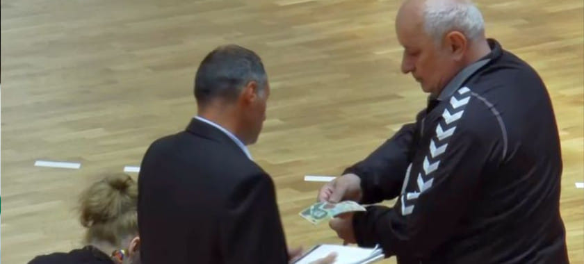 Румыния. Главный тренер "Залэу" Георге Тадич передавал деньги человеку в костюме прямо на скамейке во время матча с "Плоешти" (ВИДЕО)