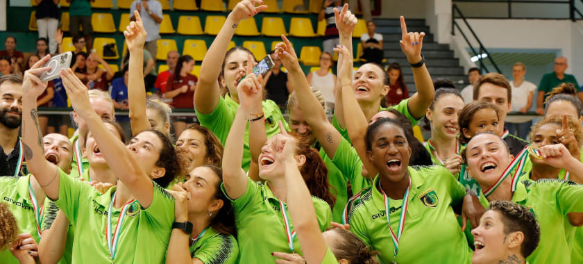 8 голов Алёны Ихневой помогли "Бурсе" обыграть АЕК в первом матче 1/16 финала Кубка ЕГФ. "Эриче" Марии Троян прошёл в 1/8 финала