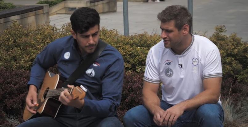 Игроки "Виве" турок Дорук Пехливан и испанец Хулен Агинагальде устроили мини-концерт на Площади художников в Кельце (ВИДЕО)