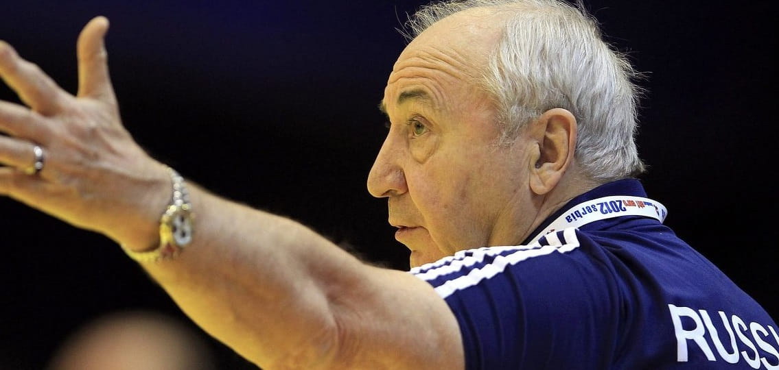 ЧМ-2021. Владимир Максимов: "Если у нас все так хорошо на этой позиции, почему линейные стоят, а не открываются под игроков задней линии?"