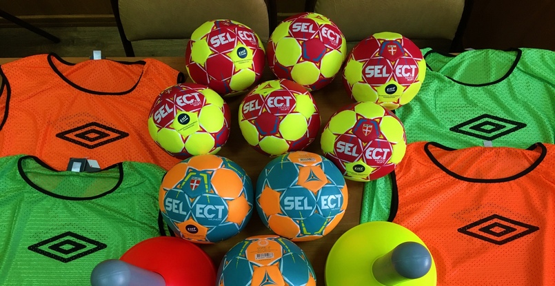 Юные гандболисты из Саратова получили в подарок тренировочный инвентарь от ФГР