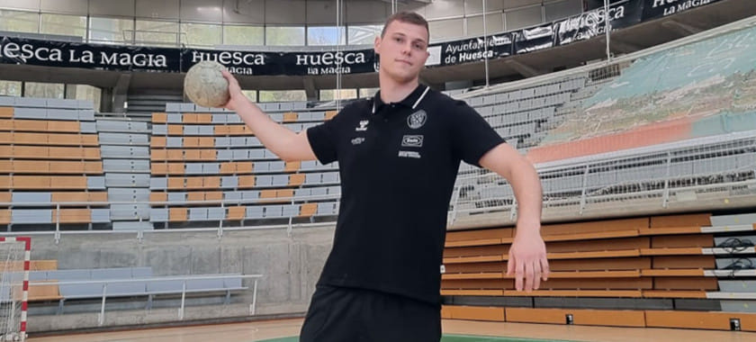 Испания. 23-летний экс-линейный "Мотора" и "Донбасса" Данила Осадчий продолжит карьеру в "Уэске"