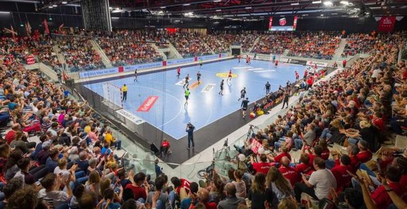 Швейцария. "Берн" — самая посещаемая команда сезона в чемпионате стране. Более 12 тысяч болельщиков пришли на домашние игры