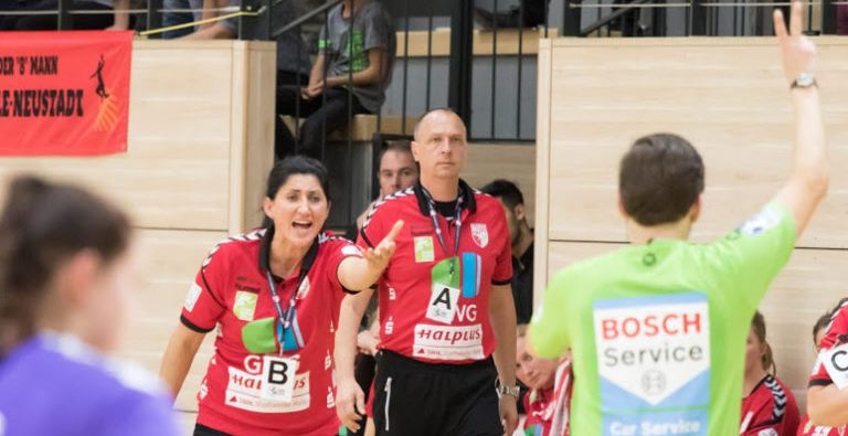 В женском чемпионате Германии наказали штрафами тренера и четырех игроков, оставив на площадке лишь вратаря и одного полевого (ВИДЕО)