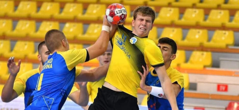 Скандал в молодежной сборной Украины. Кто виноват, что дети остались голодными?