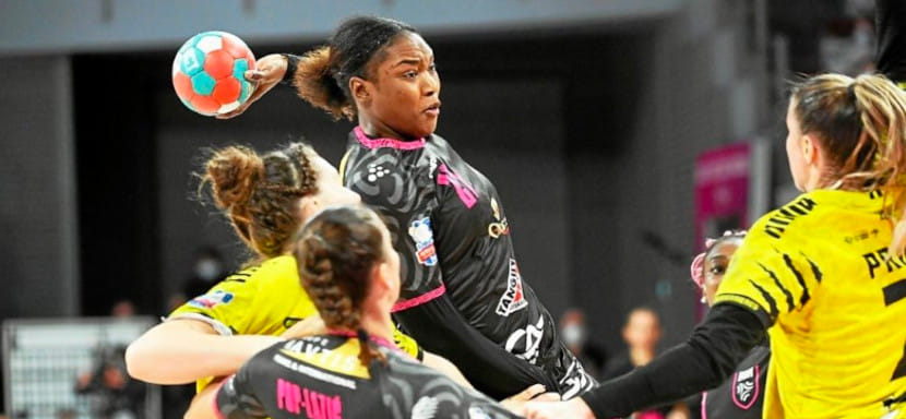 Франция. У правой полусредней "Бреста" Айссату Куяте повторный разрыв связок колена. Сезон для гандболистки завершен