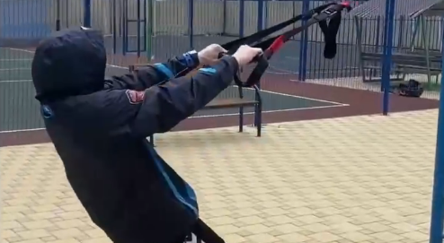 Подготовка на карантине — Сергей Николаенков тренируется во дворе своего дома (ВИДЕО)