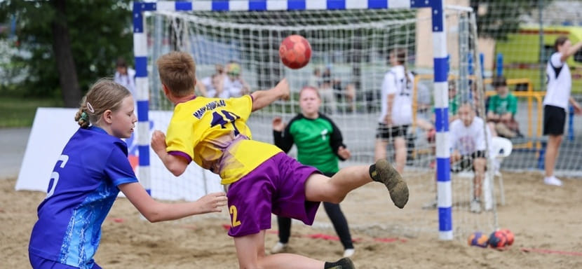 Определены победители 19-го детского турнира по пляжному гандболу "Сибиряк", который состоялся в Омске