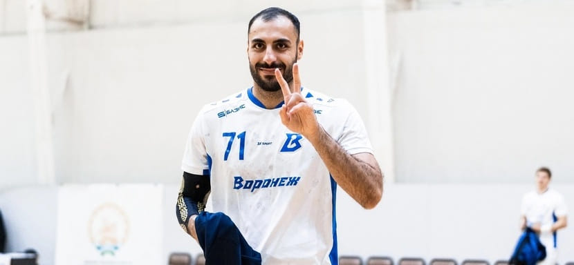 29-летний иранский линейный Мохсен Карамян расстался с "Воронежем". Он успел сыграть за российский клуб восемь матчей