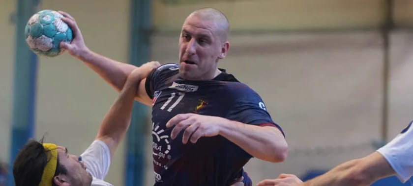 Польша. После 16 лет в "Погони" разыгрывающий Павел Крупа перешёл в "Заглембе". Команда из Щецина вылетела из элиты