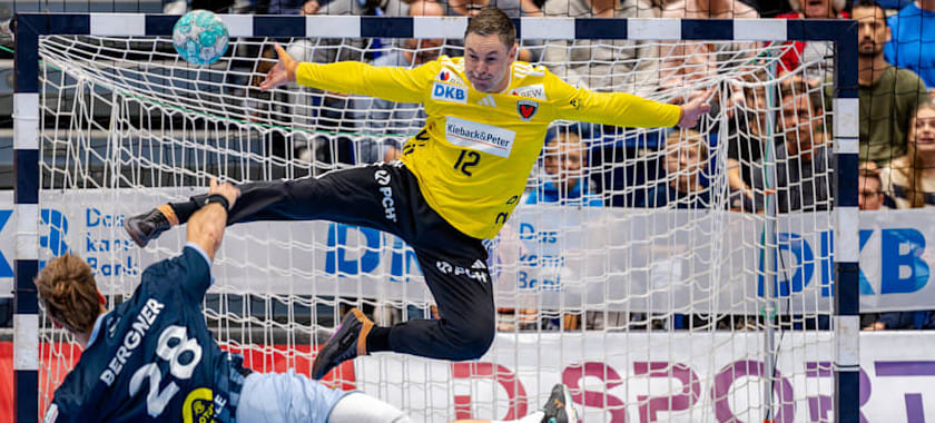 Голкипер "Берлина" Андреас Паличка получил рваную травму руки и выбыл на несколько недель. Он пропустит клубный чемпионат мира