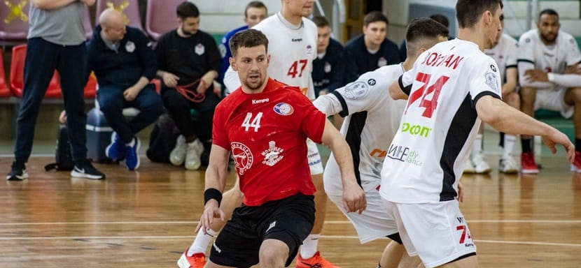 Беларусь. Лучший линейный двух последних чемпионатов страны Олег Тарасевич из "Машеки" подписал двухлетний контракт с "Брестом"