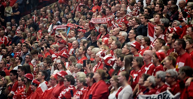 гандбольный матч полные трибуны болельщики с флагами Дании и Германии